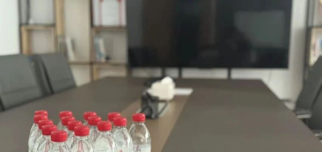 活动开始前布置好的会议桌