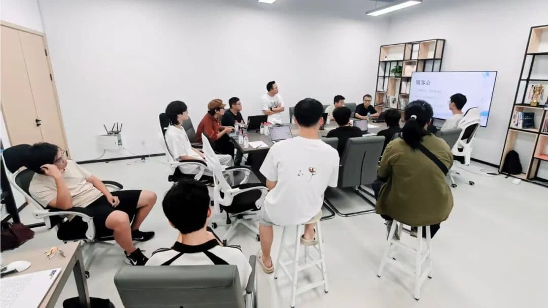 首期瓯客会参与者围坐交流，现场演示与讨论